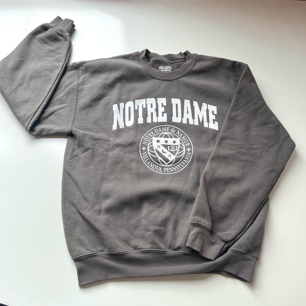 Vintage Thrifted Y2K Notre Dame Graphic College Crewneck/ Sweatshirt 🩶